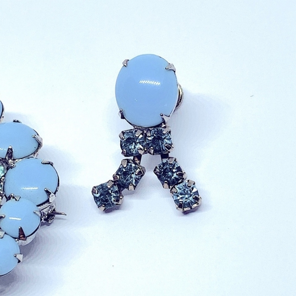 Juliana D&E Baby Blue Milk Glass Horseshoe Brooch & Screwback Earrings Parure - Picture 3 of 10
